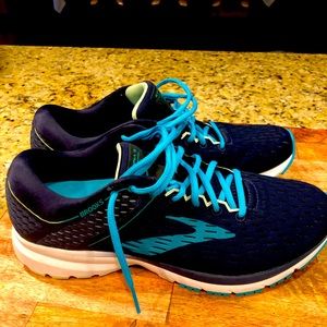 Like new woman’s Brooks Raveena sneakers size 11